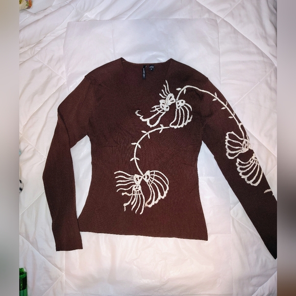 VENINI Elegant V-Neck Sweater with White Embroidery Floral Design - Picture 2 of 5